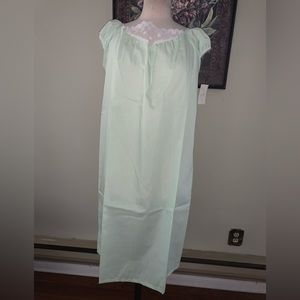Vintage 60” woman’s Dormelle mint green nightgown size M
